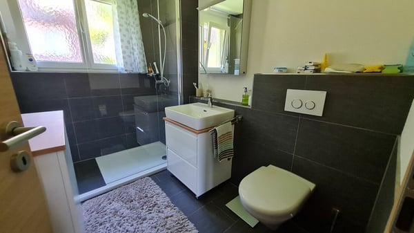 Möblierte 2.5-Zi. Wohnung in Amden: Traum-Bergblick, eigener E-Parkplatz & grosser Estrich (fester Zweitwohnsitz) 8