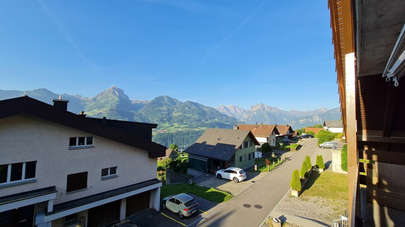 Möblierte 2.5-Zi. Wohnung in Amden: Traum-Bergblick, eigener E-Parkplatz & grosser Estrich (fester Zweitwohnsitz)