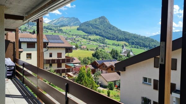 Möblierte 2.5-Zi. Wohnung in Amden: Traum-Bergblick, eigener E-Parkplatz & grosser Estrich (fester Zweitwohnsitz) 2