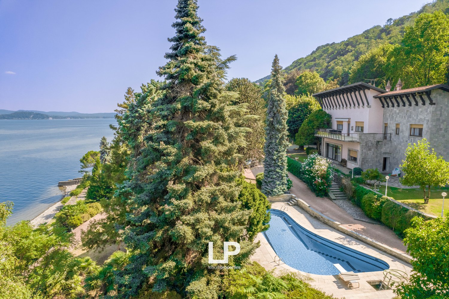 villa with sea view, swimming pool, large garden, balcony, waterfront
