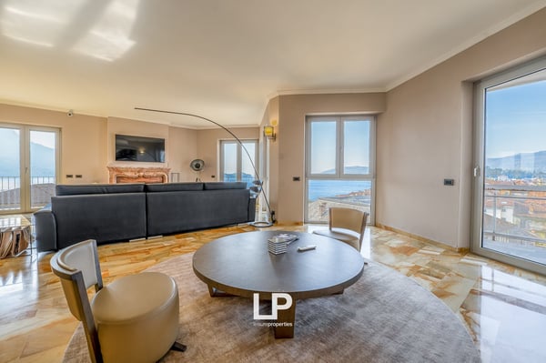 Luxuriöses Penthouse mit Seeblick in Intra 22