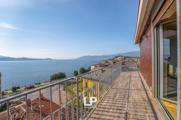 Luxuriöses Penthouse mit Seeblick in Intra 2