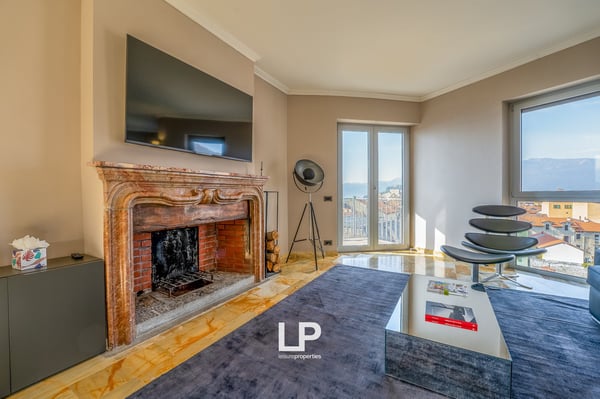 Luxuriöses Penthouse mit Seeblick in Intra 17