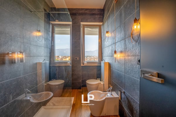 Luxuriöses Penthouse mit Seeblick in Intra 35