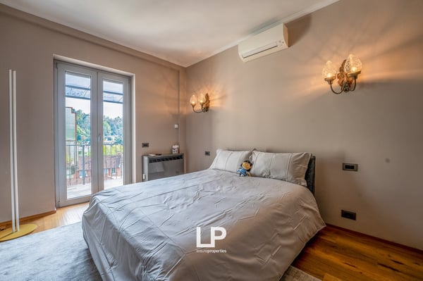 Luxuriöses Penthouse mit Seeblick in Intra 32
