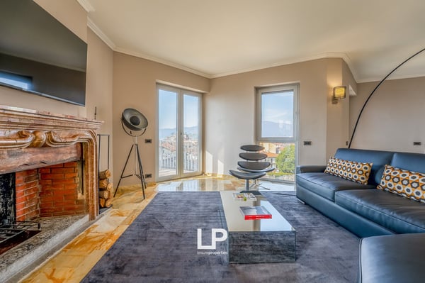 Luxuriöses Penthouse mit Seeblick in Intra 16
