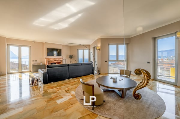 Luxuriöses Penthouse mit Seeblick in Intra 21