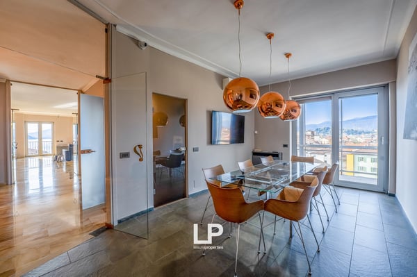 Luxuriöses Penthouse mit Seeblick in Intra 26