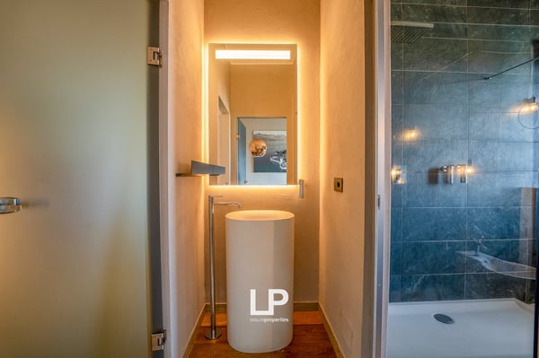 Luxuriöses Penthouse mit Seeblick in Intra 34