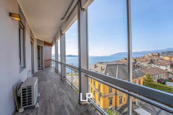 Luxuriöses Penthouse mit Seeblick in Intra 24