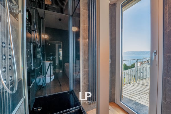 Luxuriöses Penthouse mit Seeblick in Intra 37