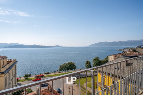 Luxuriöses Penthouse mit Seeblick in Intra 13