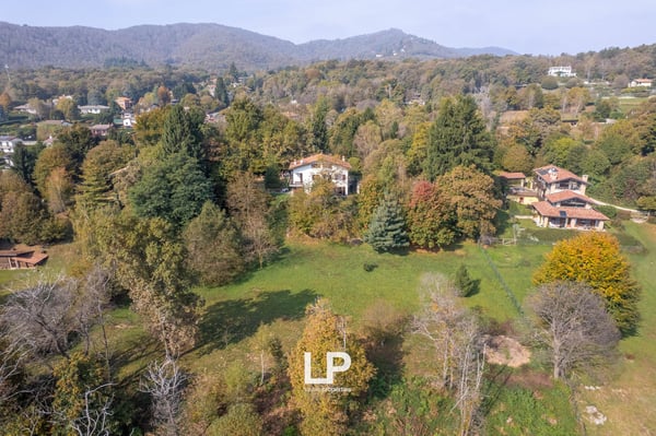 Freistehendes Anwesen mit Seeblick, umgeben von viel Grün in Massino Visconti 4