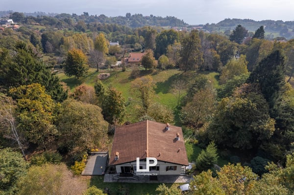 Freistehendes Anwesen mit Seeblick, umgeben von viel Grün in Massino Visconti 5