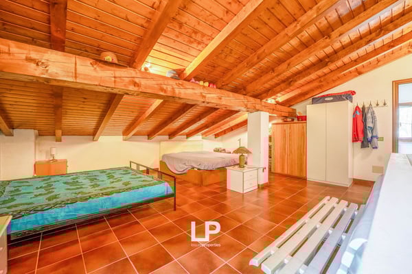 Freistehendes Anwesen mit Seeblick, umgeben von viel Grün in Massino Visconti 27