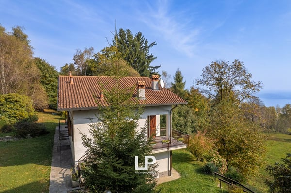 Freistehendes Anwesen mit Seeblick, umgeben von viel Grün in Massino Visconti 2