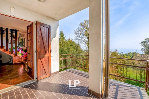 Freistehendes Anwesen mit Seeblick, umgeben von viel Grün in Massino Visconti 29