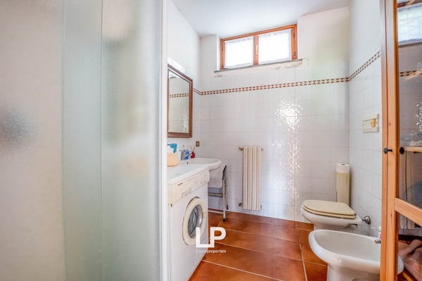 Freistehendes Anwesen mit Seeblick, umgeben von viel Grün in Massino Visconti 20