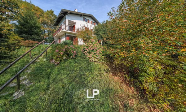 Freistehendes Anwesen mit Seeblick, umgeben von viel Grün in Massino Visconti 7
