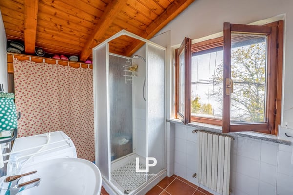 Freistehendes Anwesen mit Seeblick, umgeben von viel Grün in Massino Visconti 28