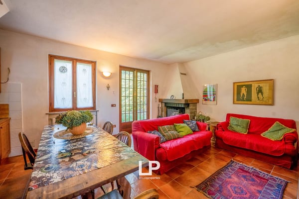 Freistehendes Anwesen mit Seeblick, umgeben von viel Grün in Massino Visconti 21