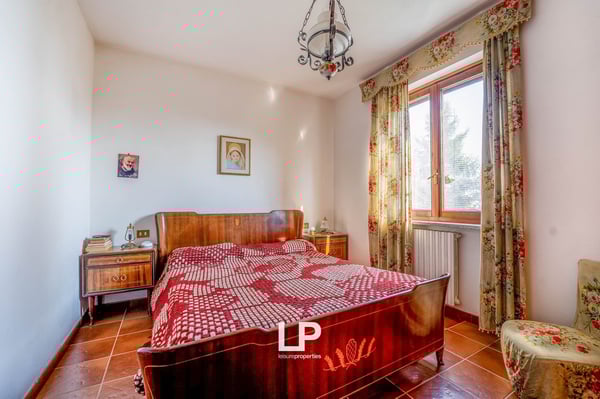 Freistehendes Anwesen mit Seeblick, umgeben von viel Grün in Massino Visconti 25