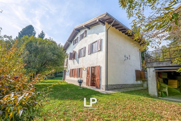 Freistehendes Anwesen mit Seeblick, umgeben von viel Grün in Massino Visconti 11
