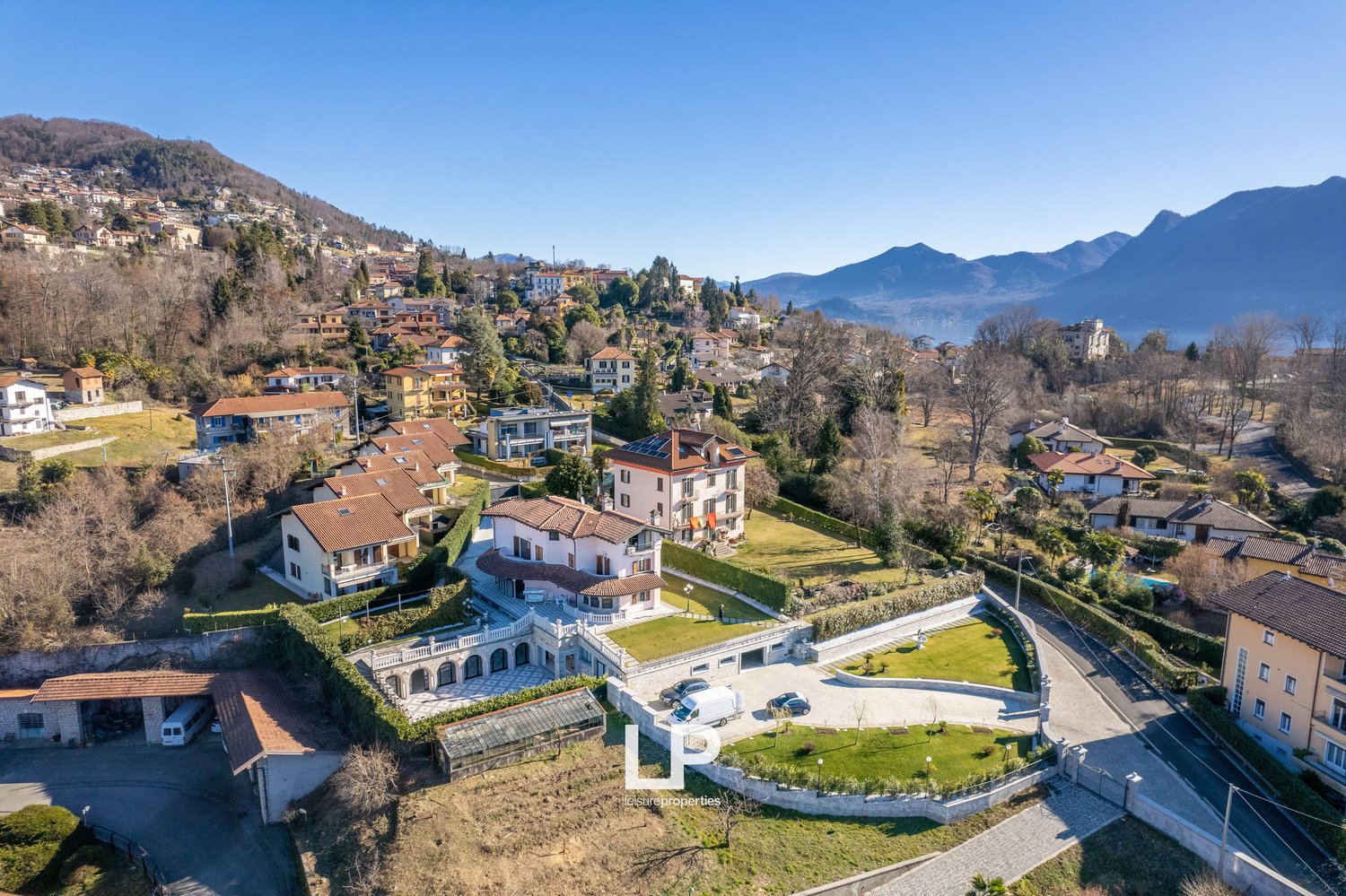 Large villa with multiple buildings, large garden, swimming pool, mountain view