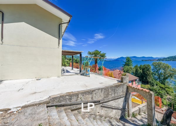 Villa Ambra a Meina con vista panoramica sul lago Maggiore 9