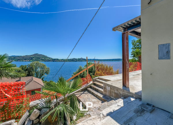 Villa Ambra a Meina con vista panoramica sul lago Maggiore 3