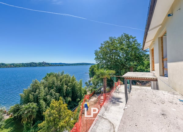 Villa Ambra a Meina con vista panoramica sul lago Maggiore 1