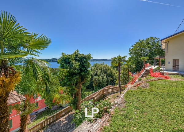 Villa Ambra a Meina con vista panoramica sul lago Maggiore 2