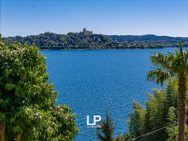 Villa Ambra a Meina con vista panoramica sul lago Maggiore 12