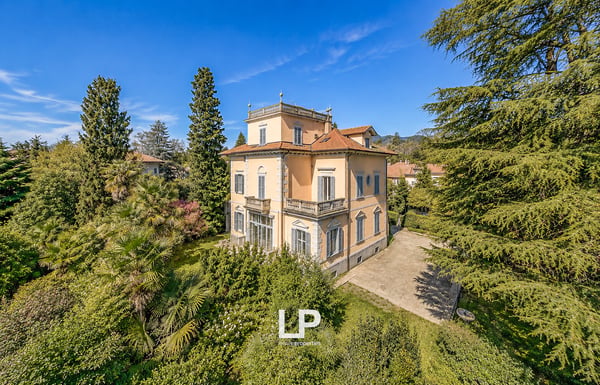 Villa in stile liberty immersa in un parco privato a Montello, Varese 4