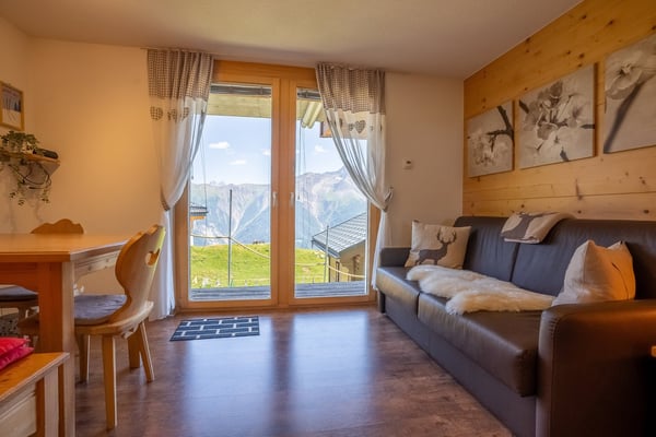 Stilvolle 2,5 Zimmer Wohnung mit Sonnenterrasse im Herzen der Bettmeralp 6