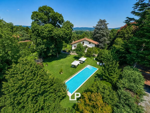 Villa in centro città con piscina e parco secolare e vista sul fiume T