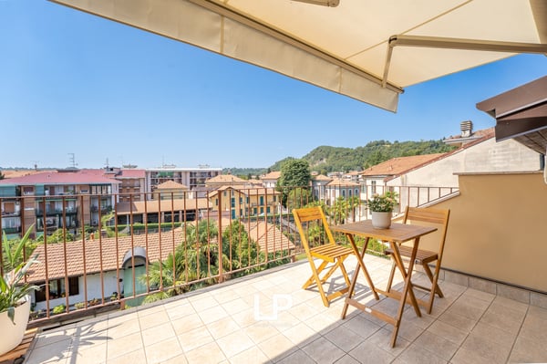 Attico mansardato con terrazzo Arona 5