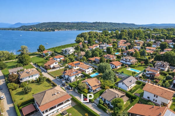 Villa immersa nel verde a Castelletto Sopra Ticino
