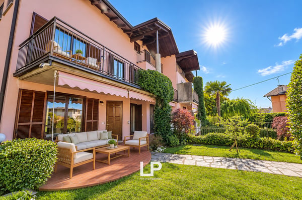 Ampia villa bifamiliare con giardino privato a Casciago