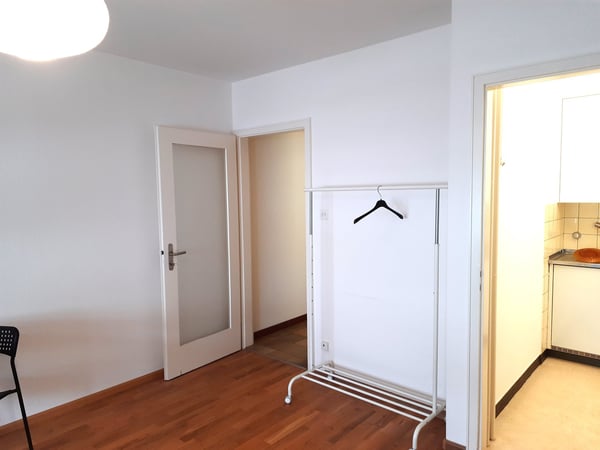 Helle 2-Zimmer-Wohnung mit Balkon in Basel 2