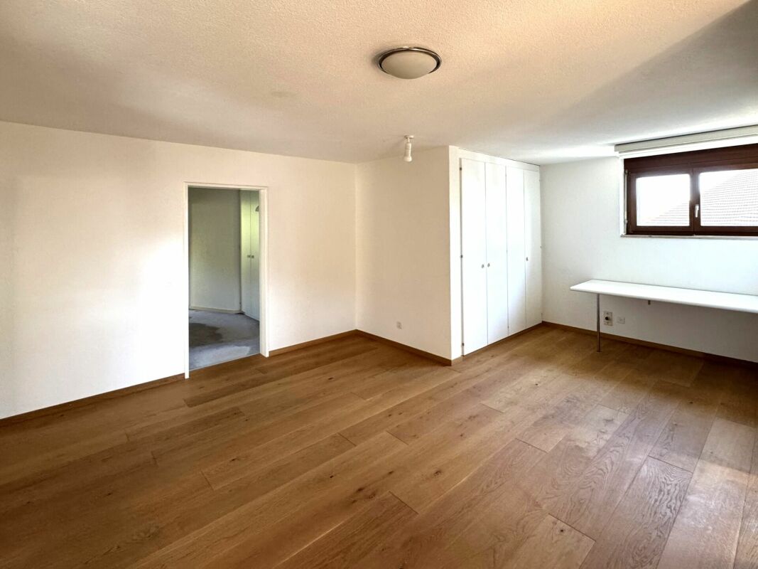 Grosszügiges und freistehendes 9 1/2-Zimmer Einfamilienhaus- naturnahes Wohnen mit Nähe zur Stadt