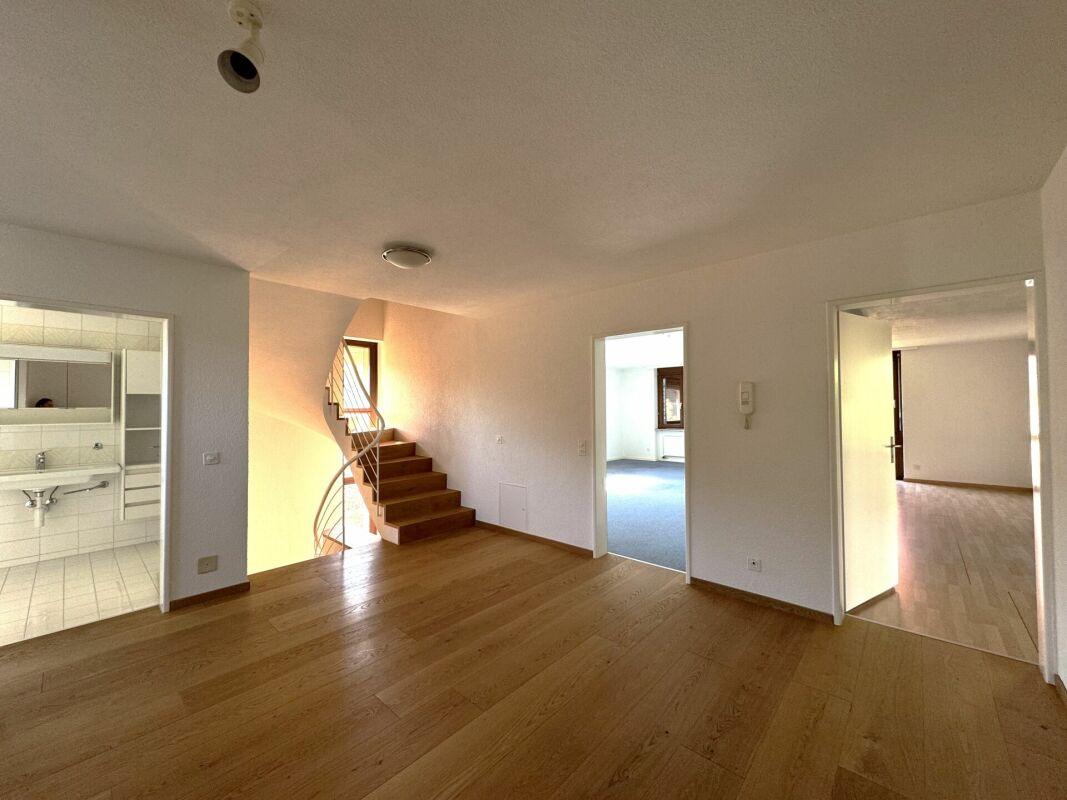 Grosszügiges und freistehendes 9 1/2-Zimmer Einfamilienhaus- naturnahes Wohnen mit Nähe zur Stadt