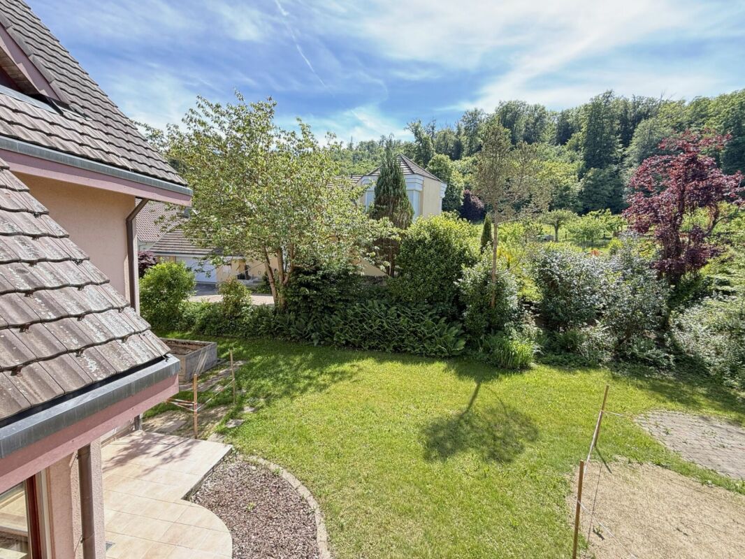 Grosszügiges und freistehendes 9 1/2-Zimmer Einfamilienhaus- naturnahes Wohnen mit Nähe zur Stadt