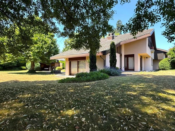 Eine der schönsten Grundstücke in Binningen - Villa mit Entwicklungspotenzial 1