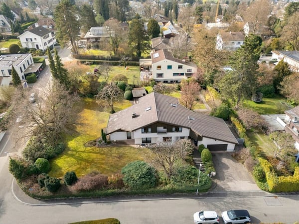 Eine der schönsten Grundstücke in Binningen - Villa mit Entwicklungspotenzial 2