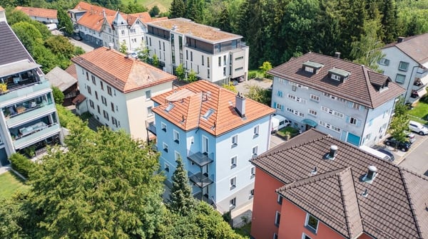 RENOVIERTE KLEINWOHNUNG MIT WASCHTURM UND BALKON- 1 MIETZINS GESCHENKT 2