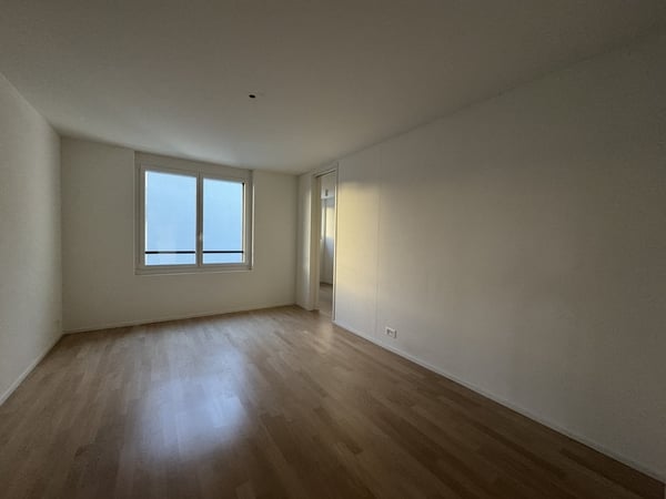 MODERN MIT GROSSZÜGIGEM AUSSENBEREICH 8