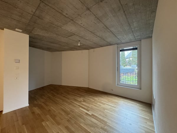 GROSSZÜGIG UND ZENTRAL GELEGEN 3