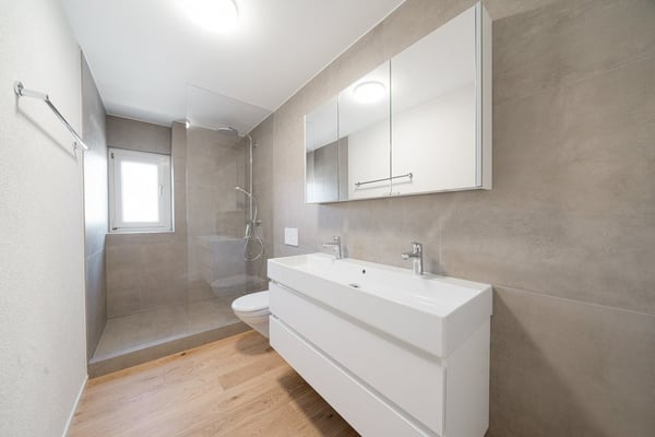 CHARMANTE DACHWOHNUNG AN ZENTRALER LAGE ZU VERMIETEN 8