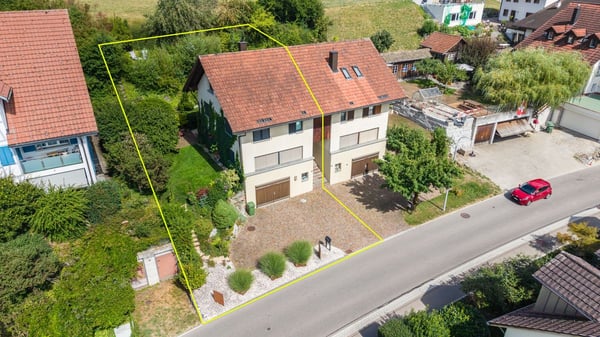 Ruhig gelegenes Doppeleinfamilienhaus mit Ausbaupotenzial bis auf 5 Zimmer! 1